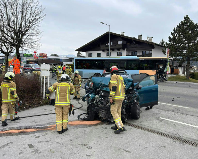 5 Schwerverletzte nach Crash von Linienbus und Pkw in Tirol
