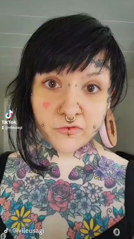 I want the world's biggest earlobes! 😱