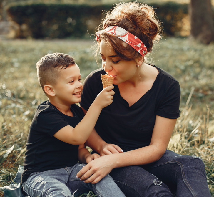 12 moments that prove real kindness means showing up for people nobody ...