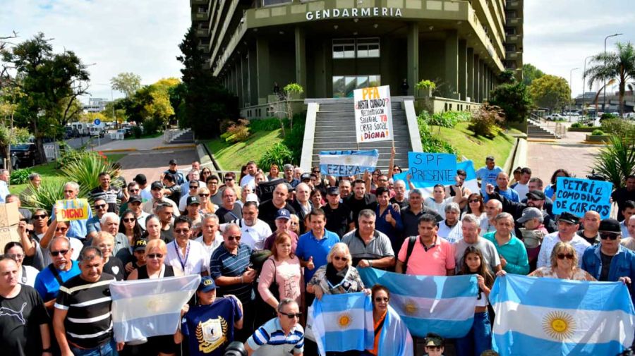 Pese al bono confirmado por el Gobierno, las fuerzas de seguridad se ...