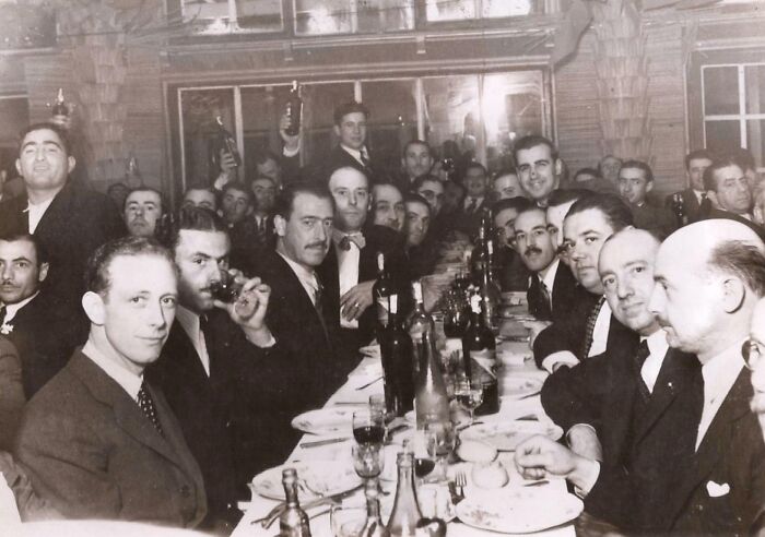 26 Odd Pictures That Have People Convinced Time Travelers Walk Among Us