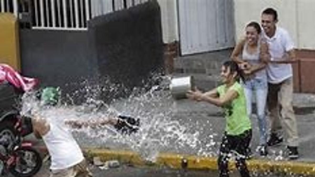 Multas por desperdiciar agua en Sábado de Gloria en CDMX ¿Hasta 300 mil ...