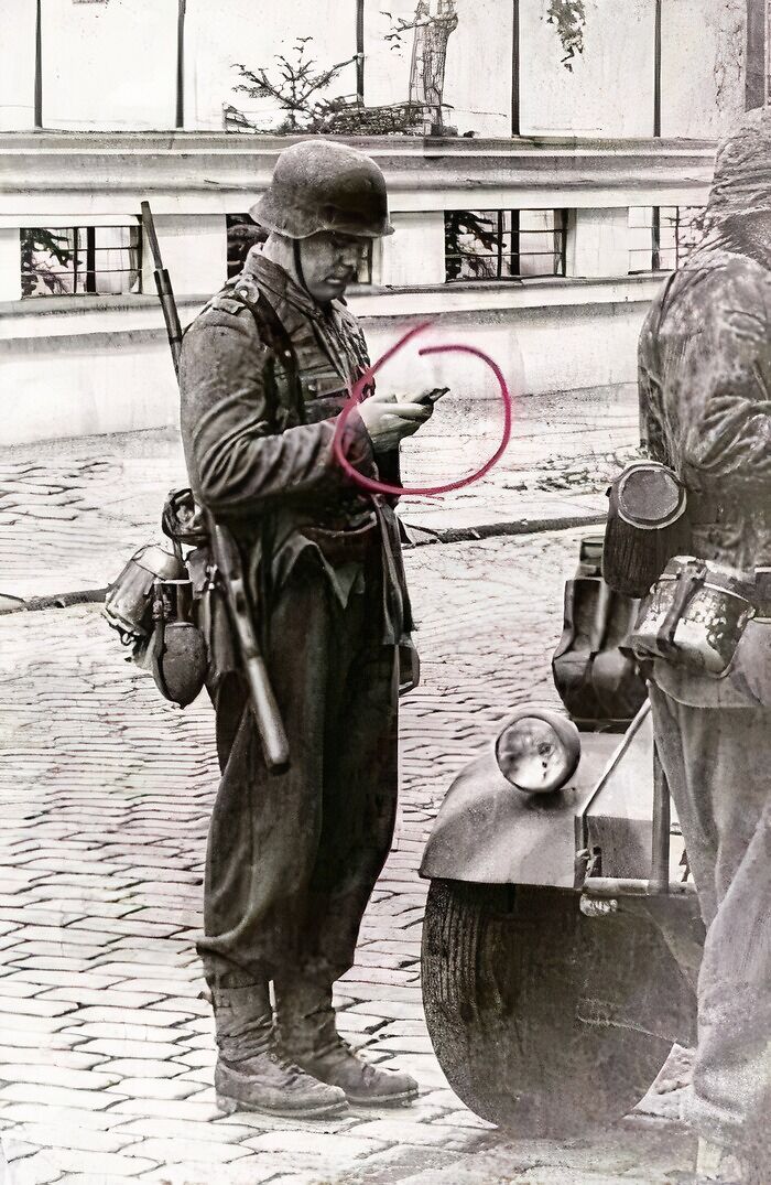 26 Odd Pictures That Have People Convinced Time Travelers Walk Among Us