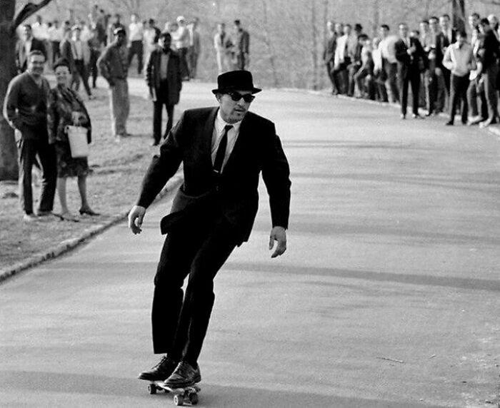 26 Odd Pictures That Have People Convinced Time Travelers Walk Among Us