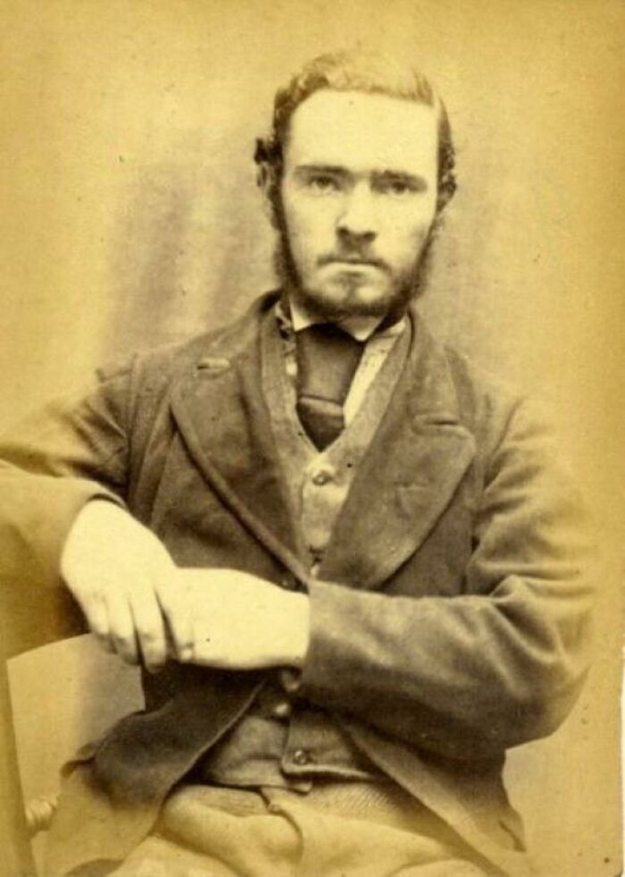 26 Odd Pictures That Have People Convinced Time Travelers Walk Among Us