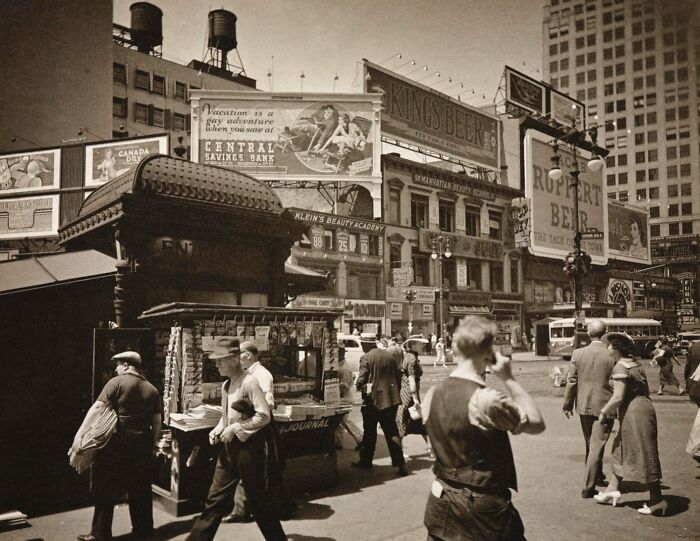 26 Odd Pictures That Have People Convinced Time Travelers Walk Among Us