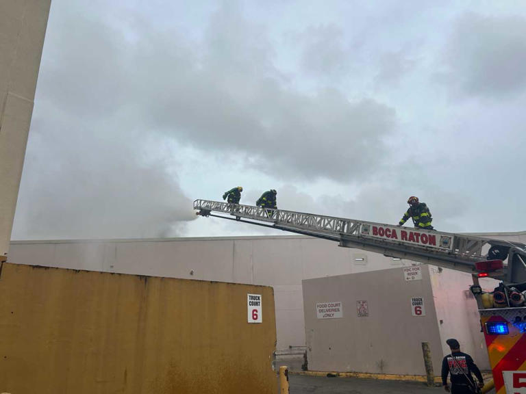 Fire breaks out near Bloomingdale's at Boca Raton mall