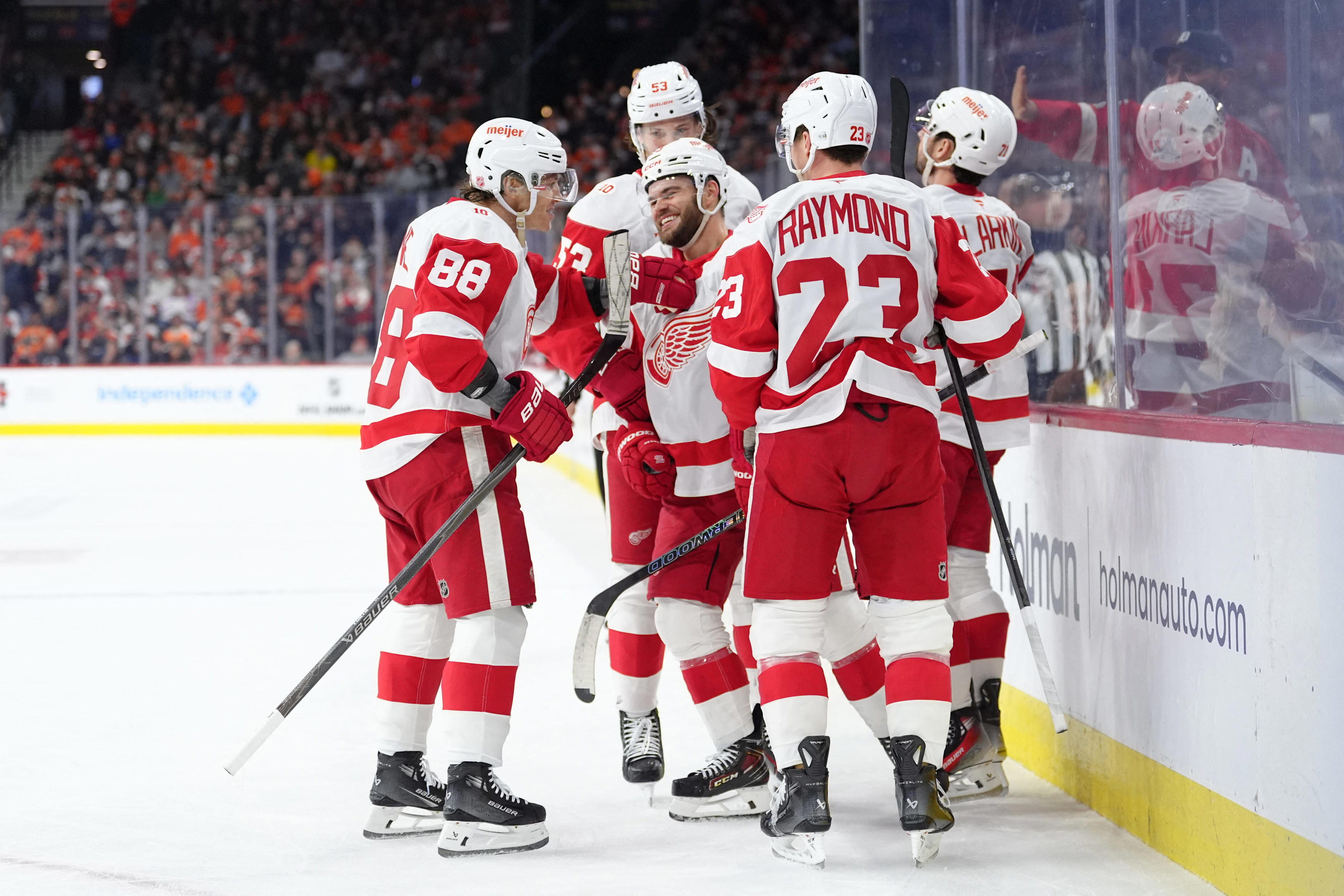 Red Wings keep playoff hopes alive with win: 'Awesome, all night'