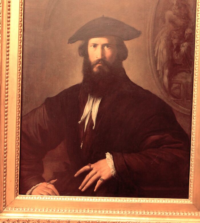 26 Odd Pictures That Have People Convinced Time Travelers Walk Among Us