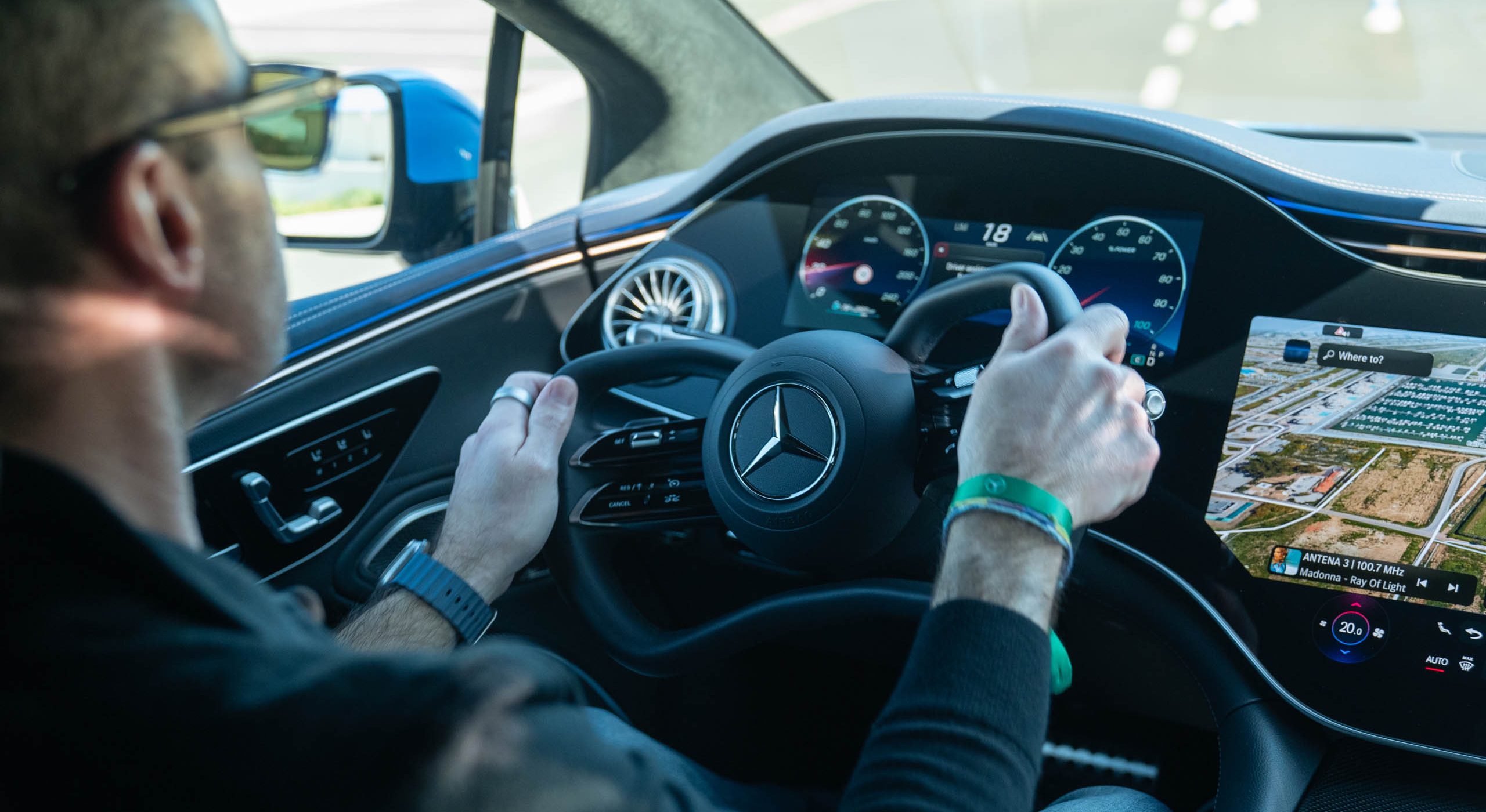 Mercedes made a steering yoke that actually works