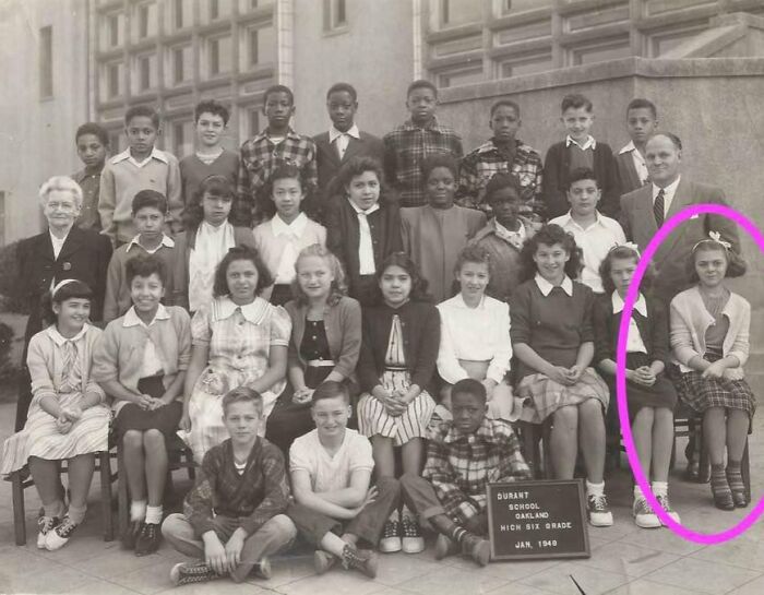 26 Odd Pictures That Have People Convinced Time Travelers Walk Among Us