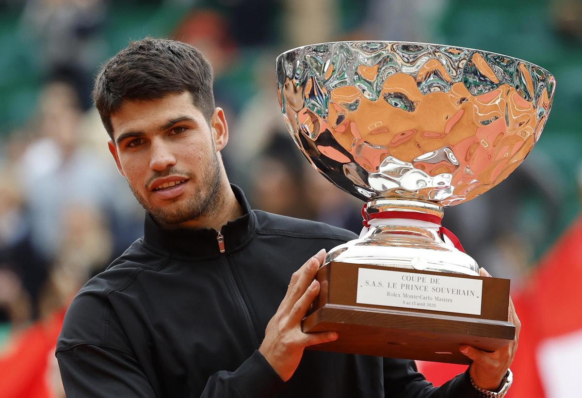 Carlos Alcaraz posa con el trofeo del Masters de Montecarlo / Efe