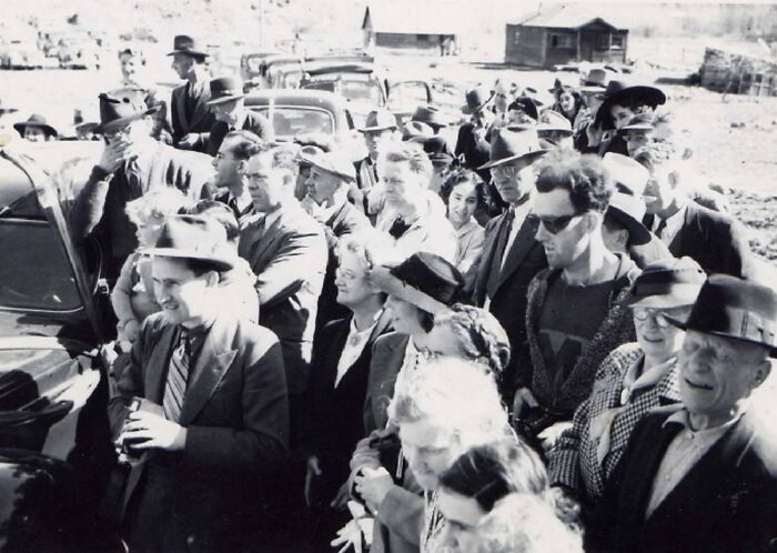 26 Odd Pictures That Have People Convinced Time Travelers Walk Among Us