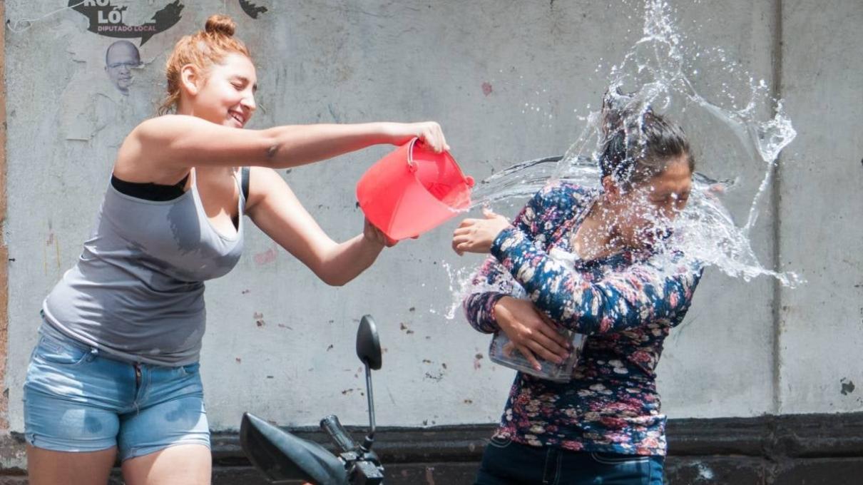 Multas por desperdiciar agua en Sábado de Gloria en CDMX ¿Hasta 300 mil ...