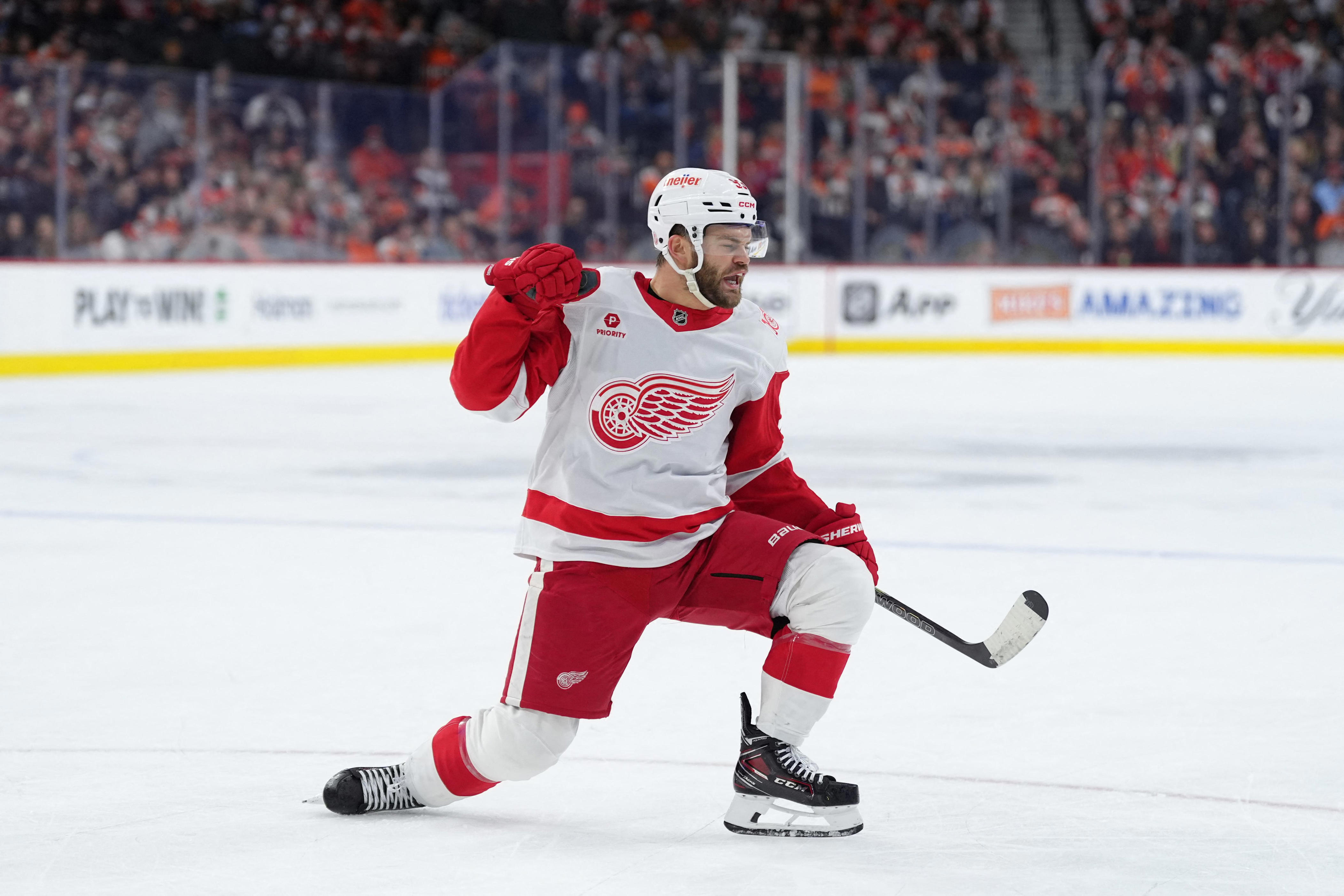 Recap: DeBrincat scores twice in Wings' win over Flyers