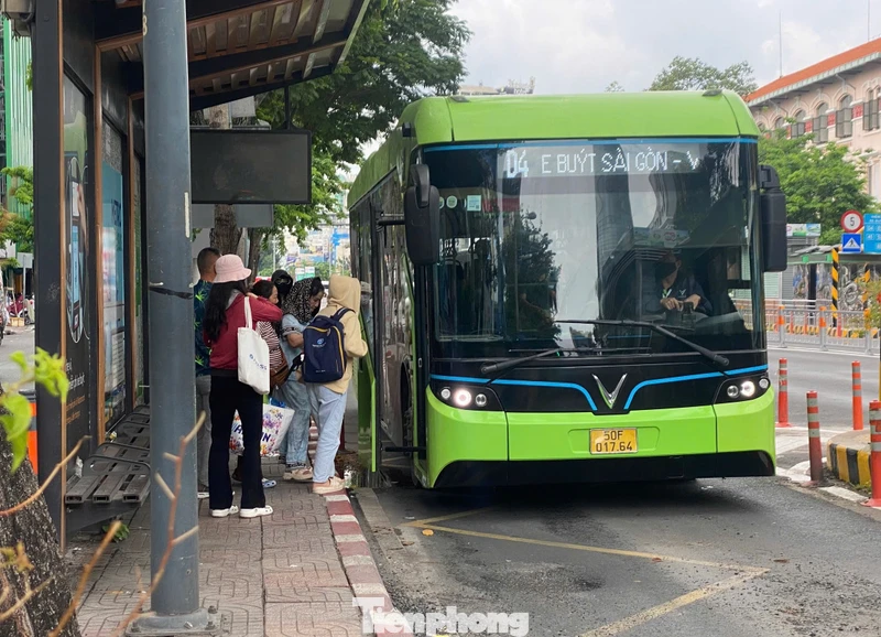 Chuyên gia: Cần buộc cán bộ đi xe buýt khi TPHCM thực hiện chính sách miễn phí