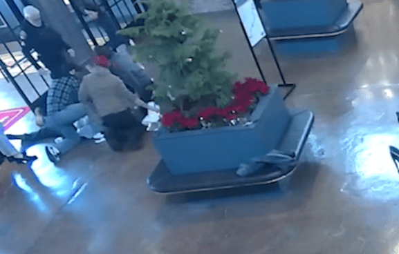 Video: Bystanders help save man suffering cardiac arrest in Tennessee<br><br>