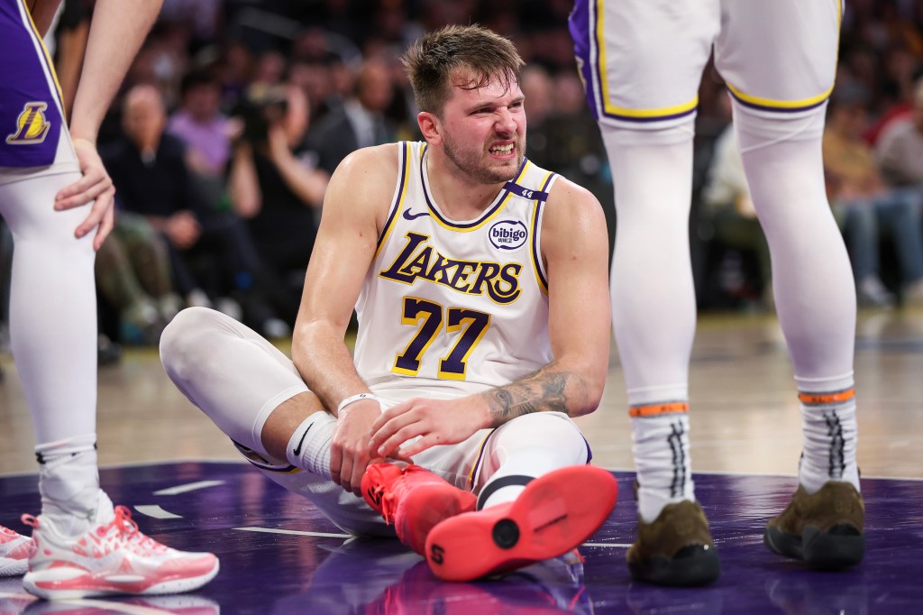 Luka Doncic dealt injury scare in Lakers-Thunder game