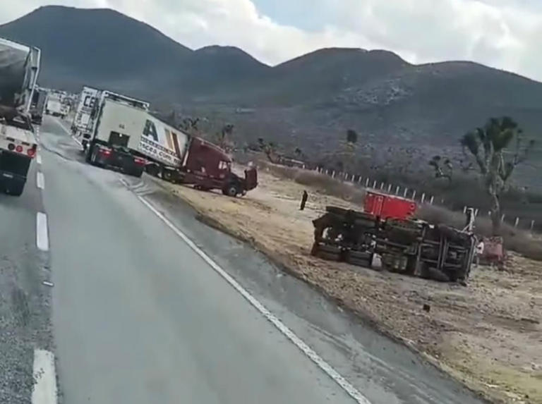 Choque entre tráileres deja dos lesionados en carretera 57 rumbo a Saltillo