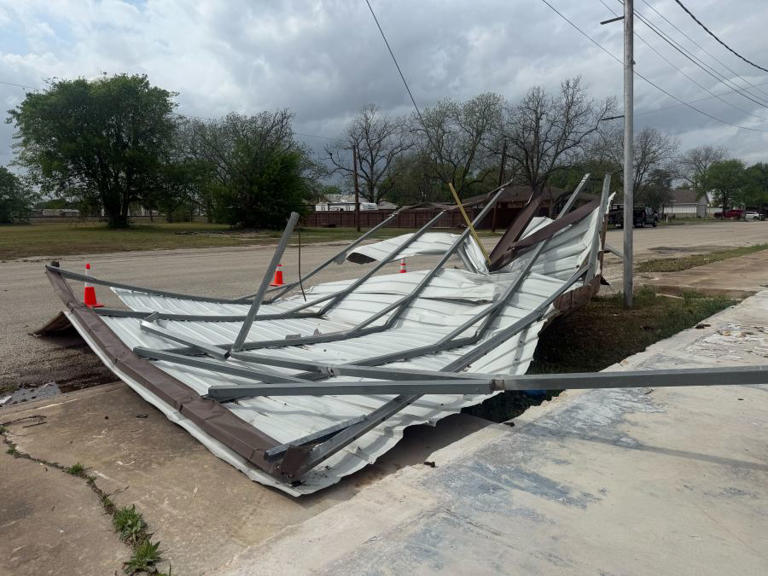 Tornado touches down in Giddings, causing damage across Lee County