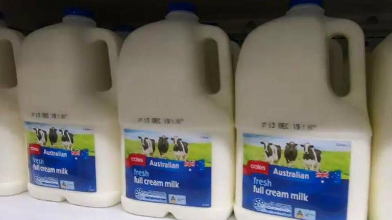Dairy producers urge Coles, Woolies to hike price of milk