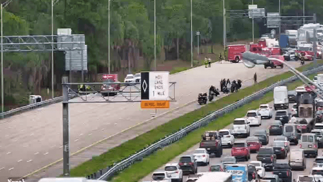 Multi-vehicle crash blocks 2 southbound lanes of I-95 in Palm Beach Gardens
