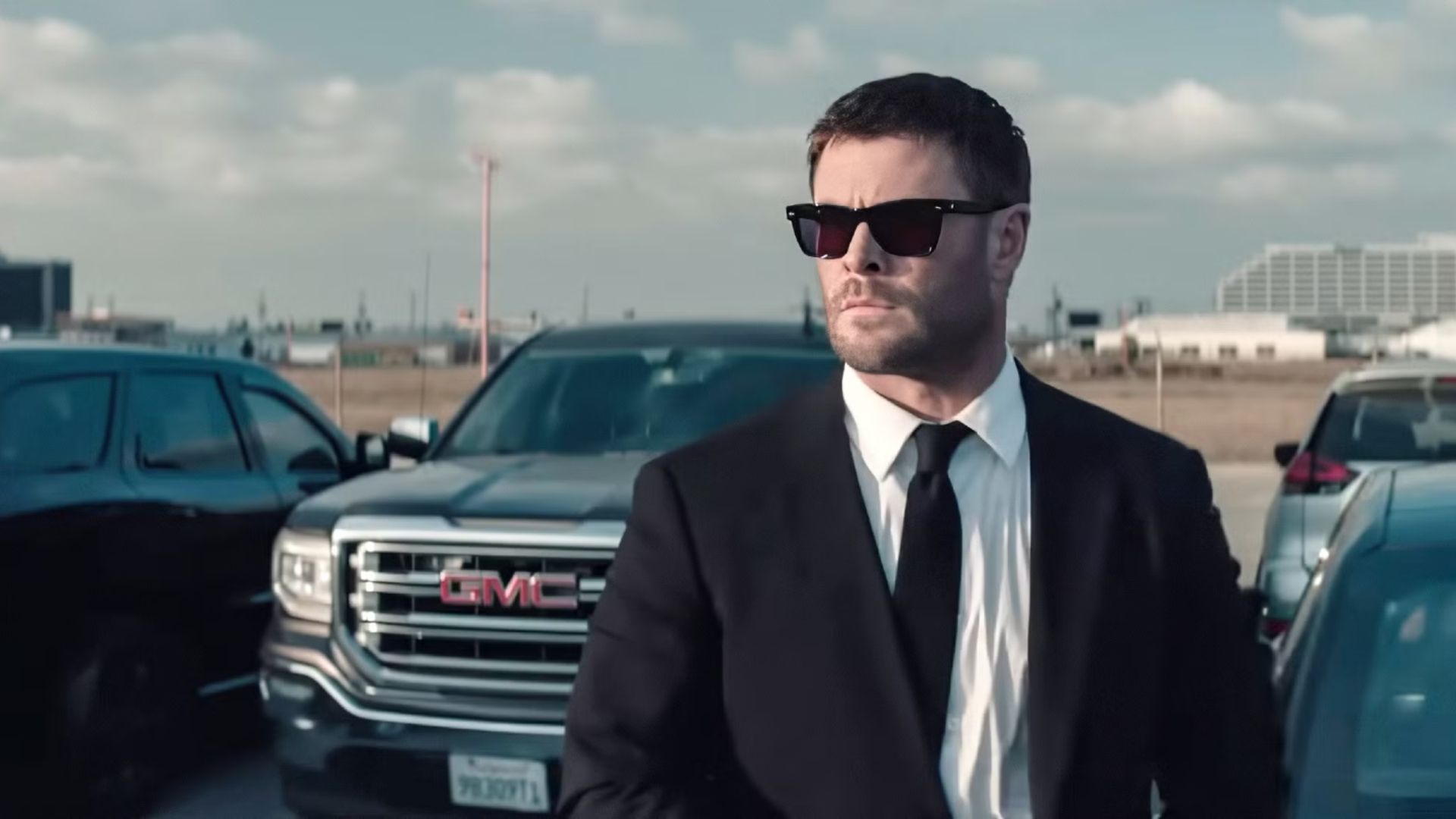 Chris Hemsworth & Mark Ruffalo’s new crime thriller instantly steals ...