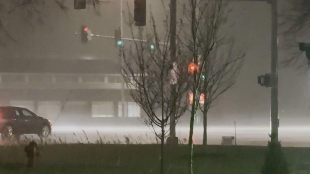 Storms rumble through Chicago area, bringing heavy rain and strong winds<br><br>