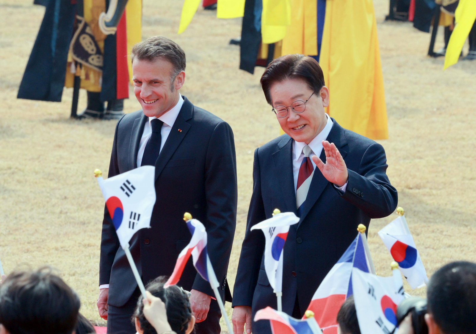 한국과 프랑스 양국, 중동전쟁 심화에 새로운 연대 필요성 강조, 이란 국영방송 미군 전투기 이란 영토 내에 추락 보도, 법원, 전두환 재산 환수 소송 각하