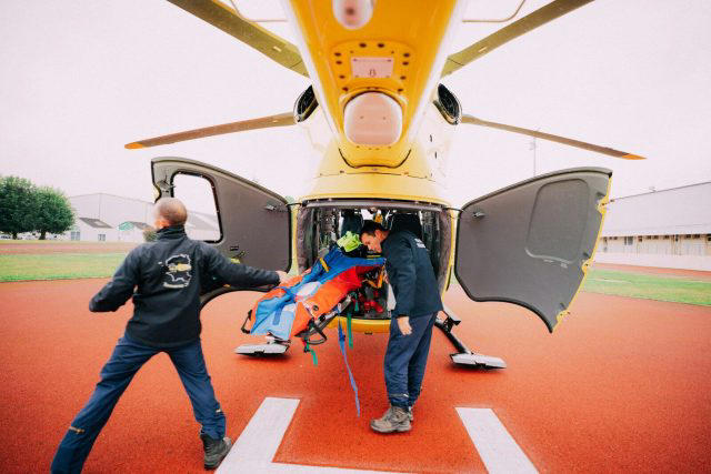 Freeway helicopter crash: Bystanders lift wreckage in heroic rescue