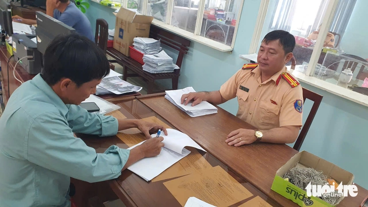 Lái xe chạy ngược chiều trên quốc lộ 60, 2 người bị phạt 38 triệu đồng