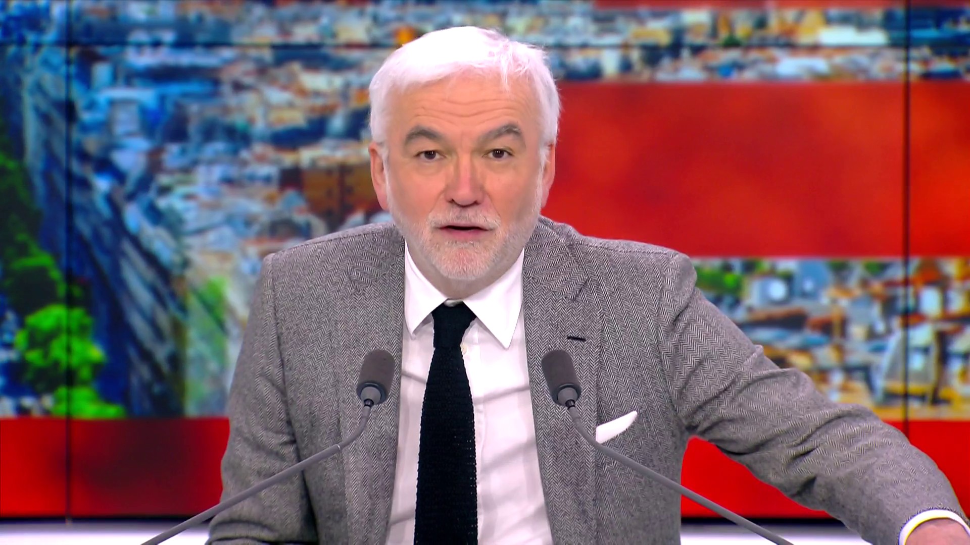 L'édito de Pascal Praud : « Port du voile/mineures : à quoi joue ...