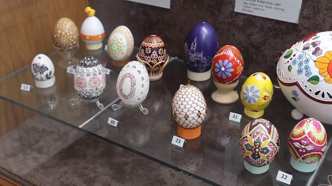 A masterclass in traditional Ukrainian fresh egg decorating