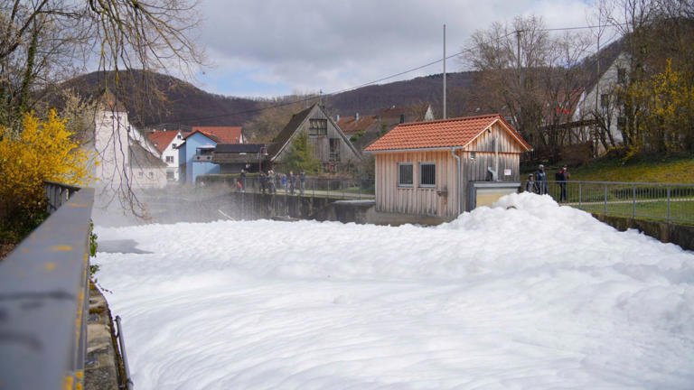 Bad Ditzenbach: Feuerwehr kämpft gegen Schaumteppich auf der Fils