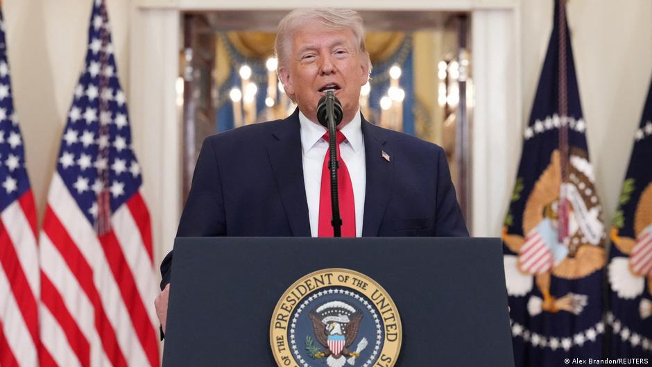 Trump dice que Estados Unidos podría reabrir el estrecho de Ormuz con ...