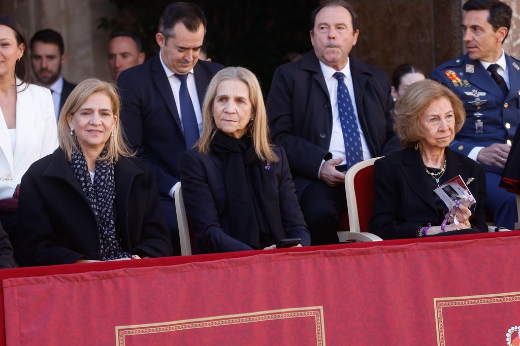 Las imágenes de la reina Sofía en Murcia, arropada por las infantas Elena y  Cristina, en su Semana Santa más difícil