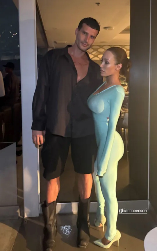 Vợ trẻ diện bodysuit bó sát đến xem concert của Kanye West