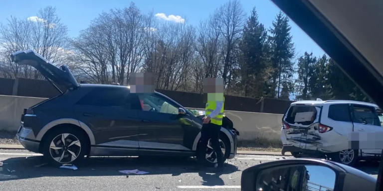 Kollision auf der A2 bei Techelsberg: Einsatzkräfte vor Ort