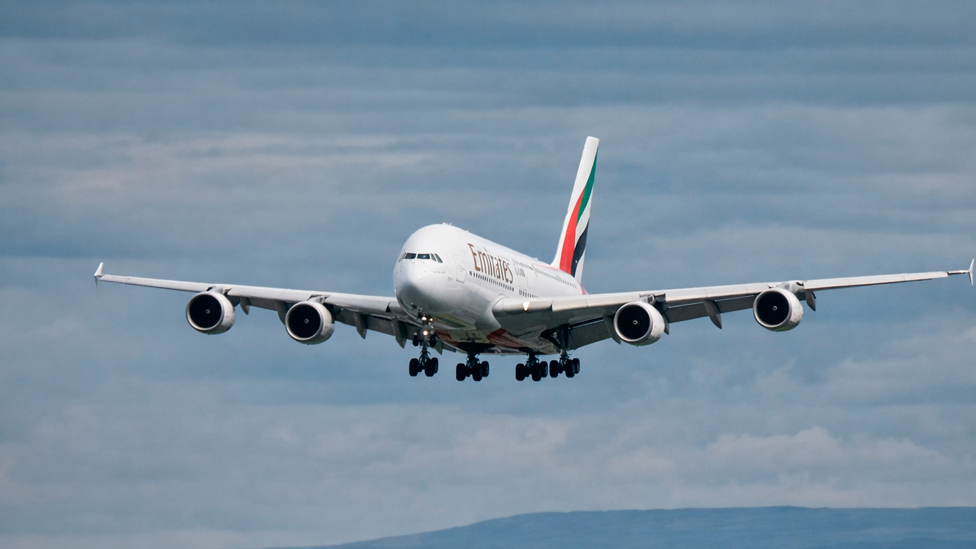 A380 struggles to land in strong crosswinds