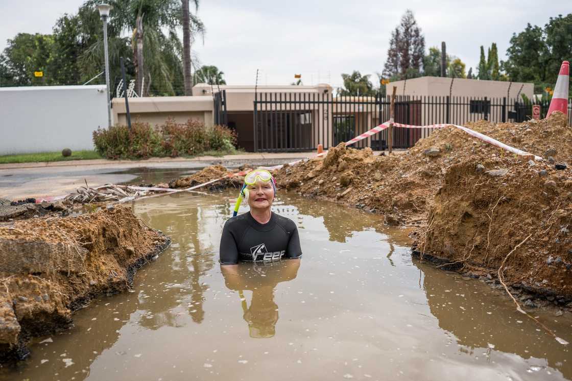 Helen Zille goes fishing at a Joburg public pool swallowed by algae and ...