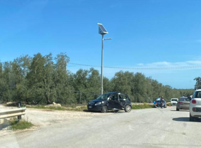 Scontro tra auto nel nord barese, morto un 81enne