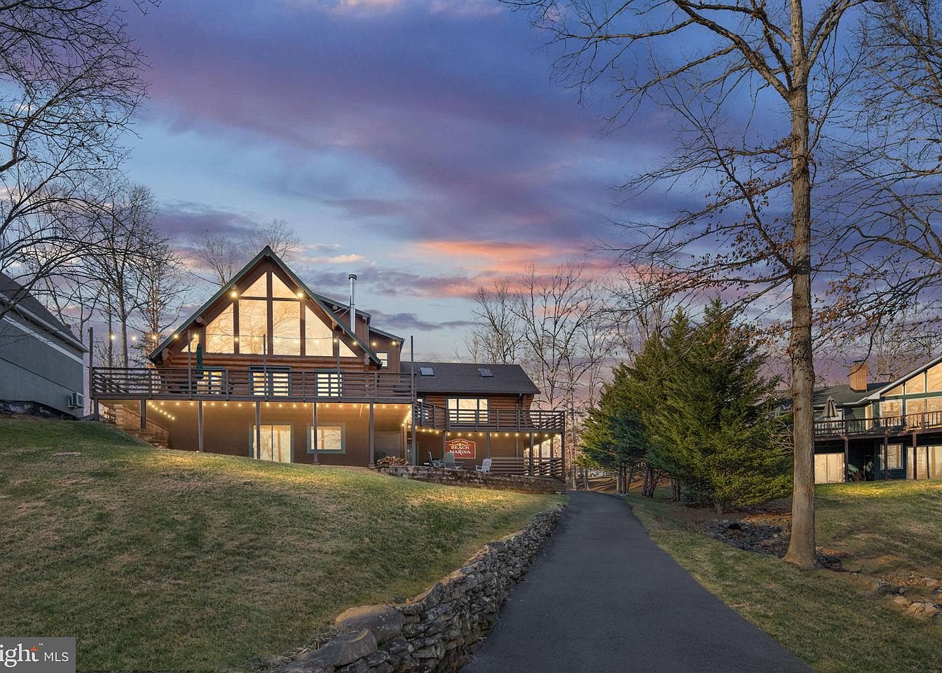Luxurious 1995 log home in Mineral, Virginia with hand-hewn Montana ...