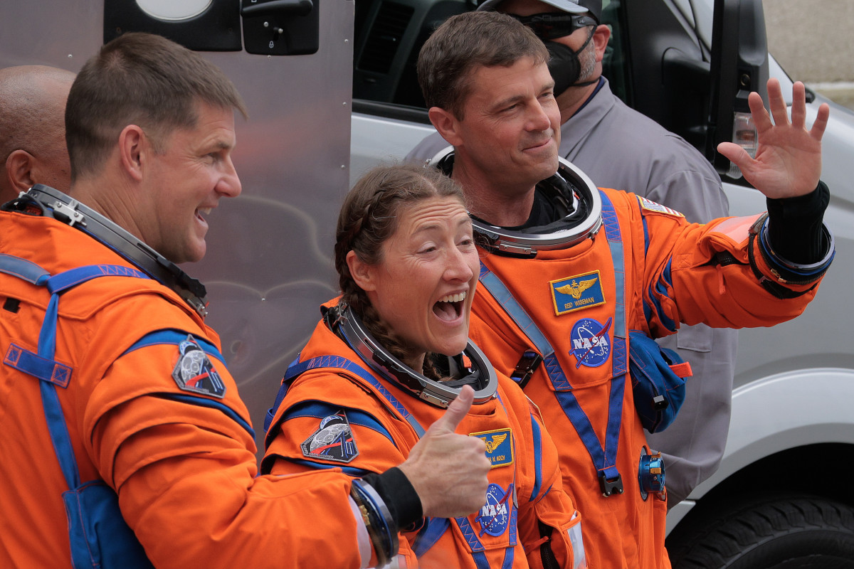 Artemis II update: Astronauts send 1st photos back to Earth