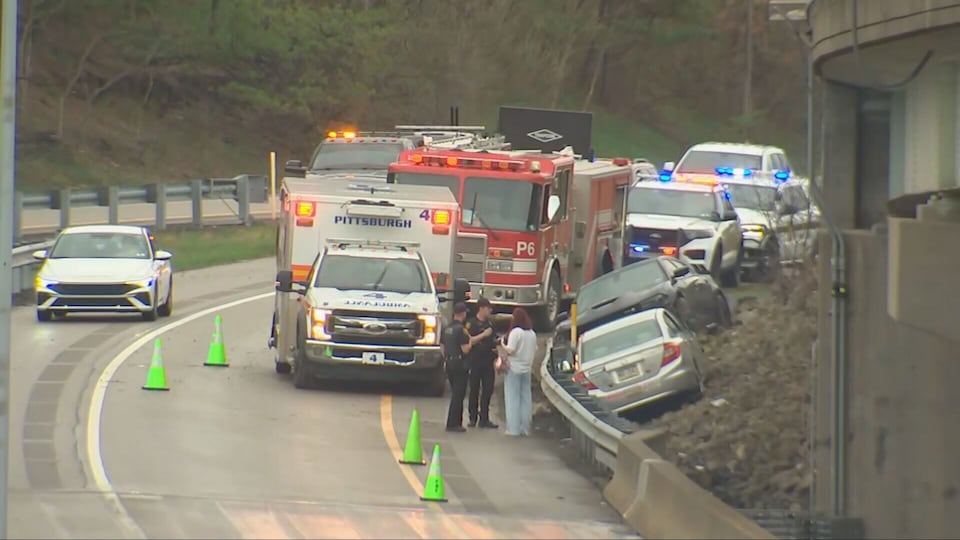 Cars end up over barrier along McKnight Road ramp from I-279