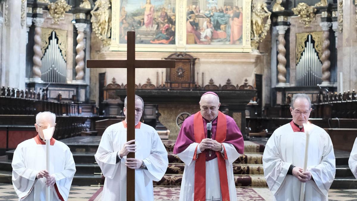 El arzobispo de Valencia preside el Vía Crucis solemne en la catedral ...