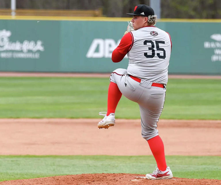 SIUE baseball tops USI to stay unbeaten in conference