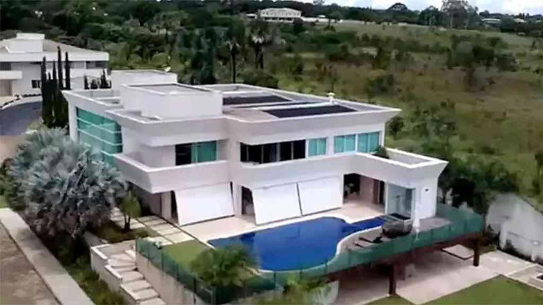 A mansão de Flávio Bolsonaro (PL-RJ), comprada por mais de R$ 6 milhões, fica situada em uma área nobre da Capital Federal