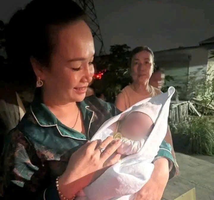 Bé trai 10 ngày tuổi bị bỏ rơi trước cửa nhà dân ở Hải Phòng