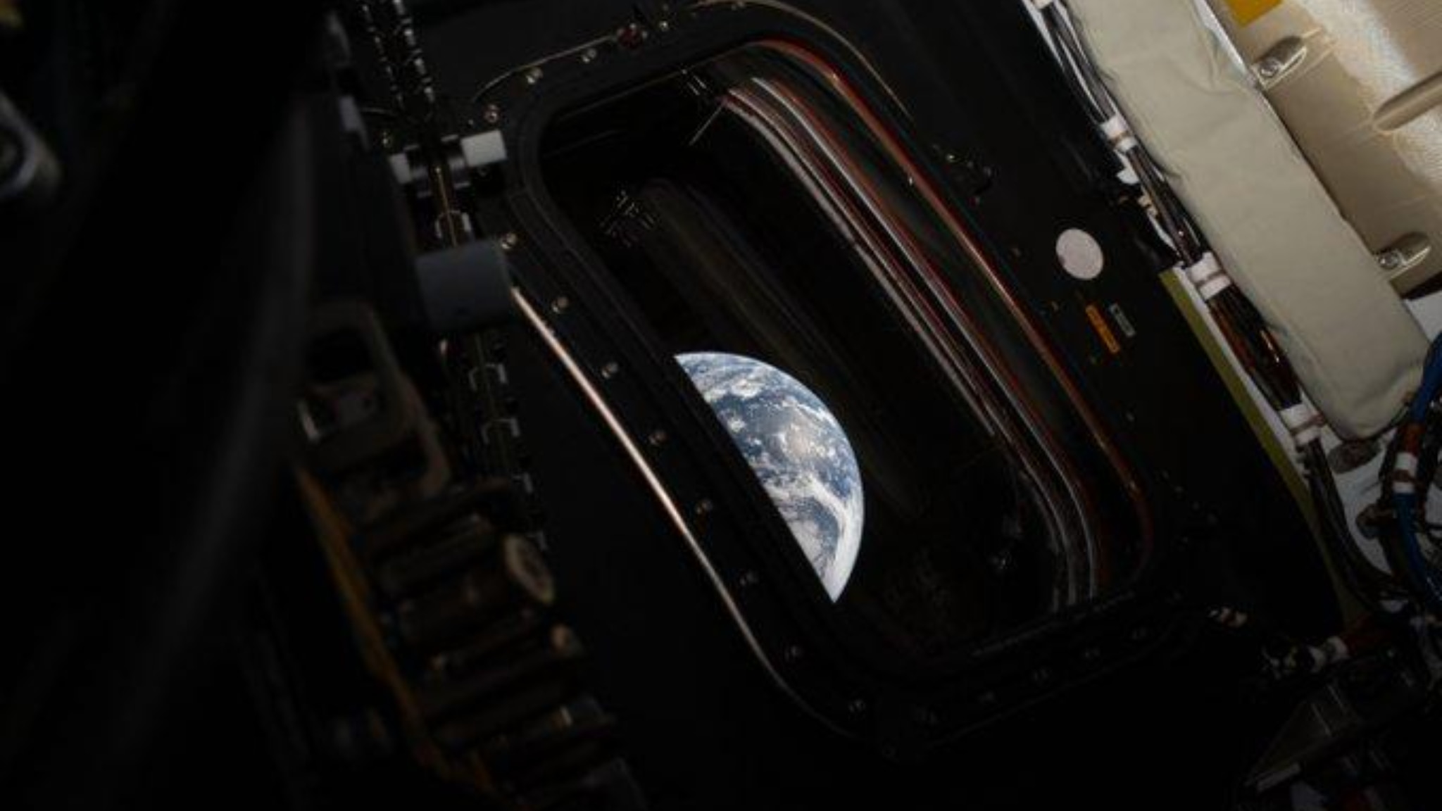 NASA: Artemis II è a metà strada verso la Luna