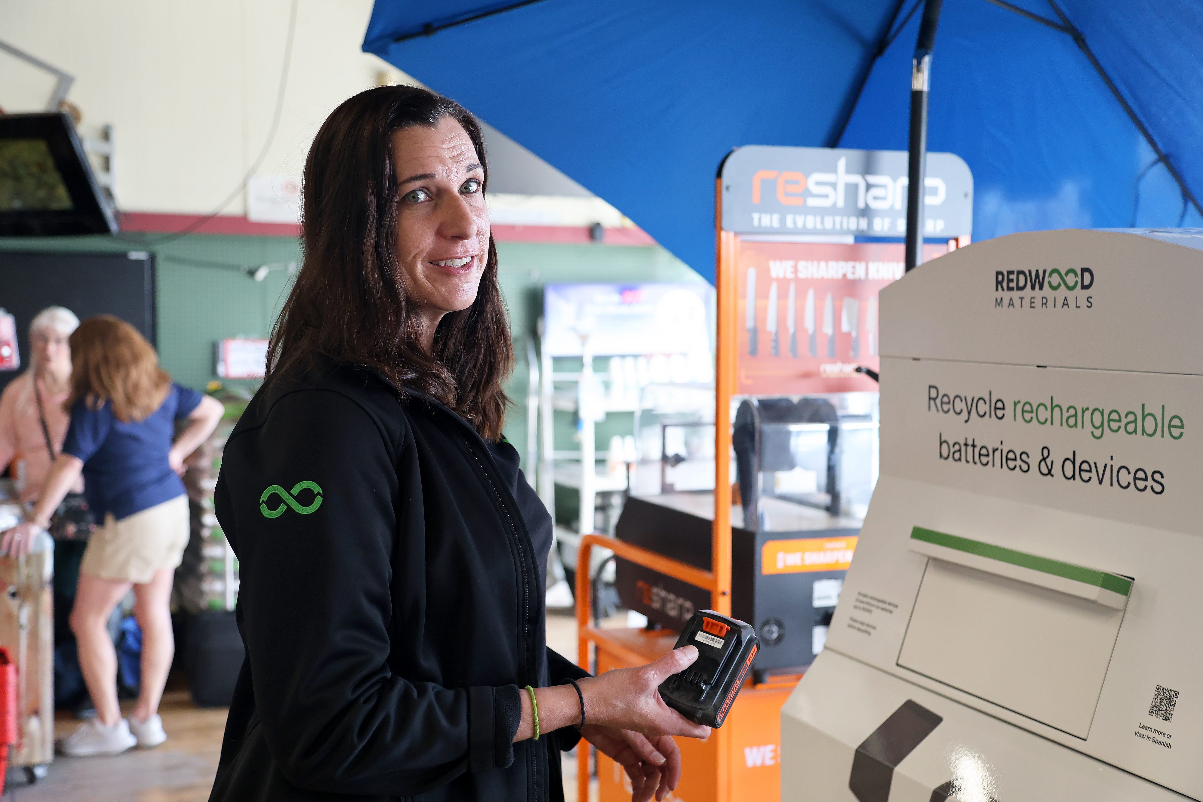 Smart bin makes recycling old batteries and gadgets idiot-proof